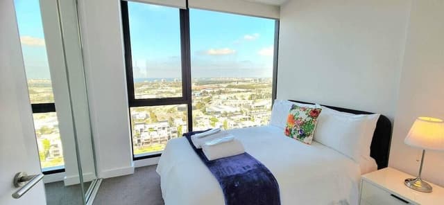 Executive 3 bed, 2 bath apartment with city and harbour views