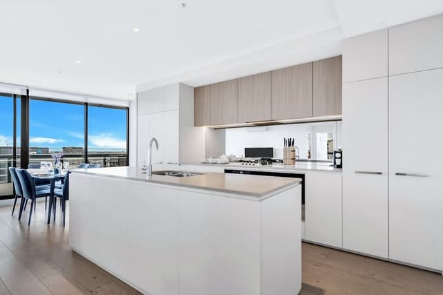 Platinum Sub-Penthouse 3 bed, 2 bath, panoramic views