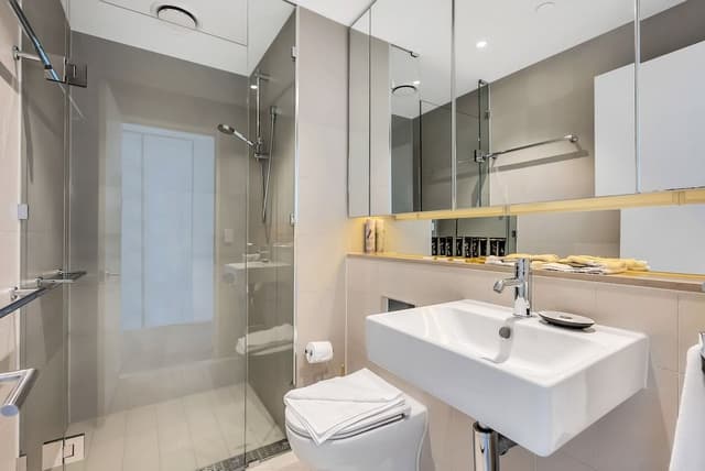 Premium 2 bed, 2 bath apartment with bay views