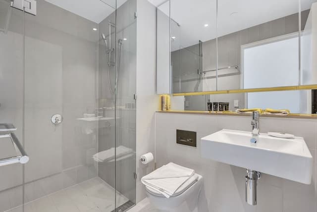 Executive 3 bed, 2 bath apartment with city and harbour views