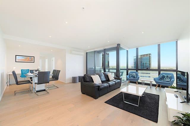 Premium 3 bed 2 bath Family apartment with water and city views