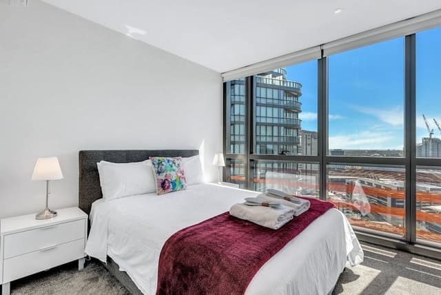 Executive 3 bed, 2 bath apartment with city and harbour views