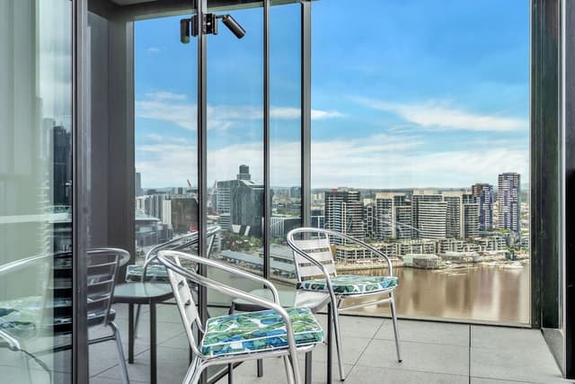 Executive 3 bed, 2 bath apartment with city and harbour views