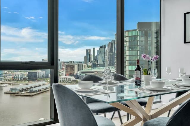 Executive 3 bed, 2 bath apartment with city and harbour views