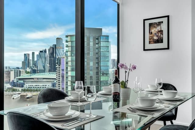 Executive 3 bed, 2 bath apartment with city and harbour views