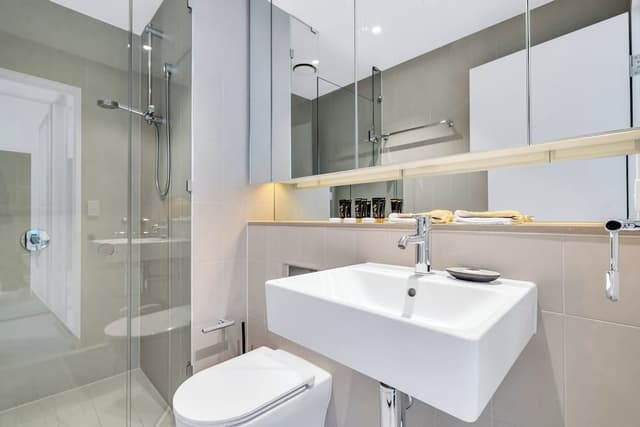 Premium 3 bed 2 bath Family apartment with water and city views