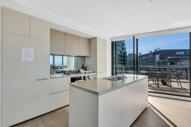 Platinum Sub-Penthouse 3 bed, 2 bath, panoramic views