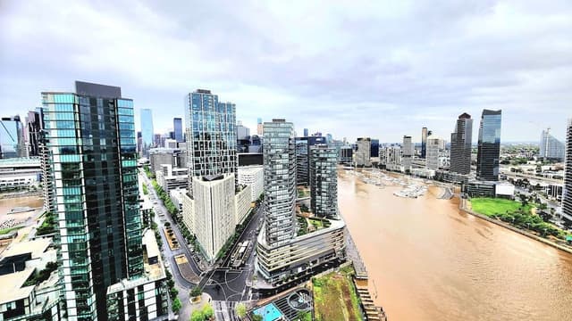 Executive 3 bed, 2 bath apartment with city and harbour views