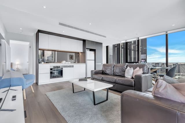 Executive 3 bed, 2 bath apartment with city and harbour views