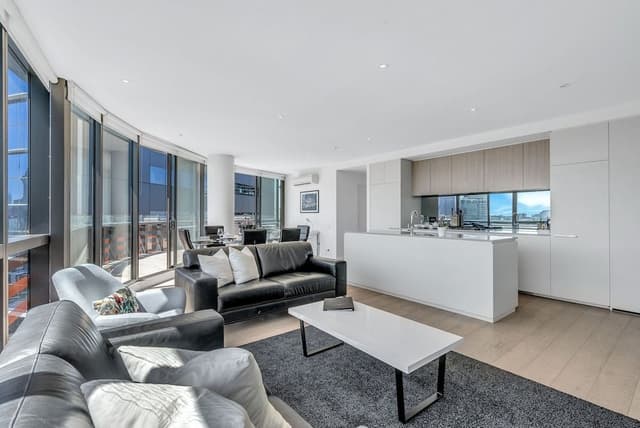 Executive 3 bed, 2 bath apartment with city and harbour views