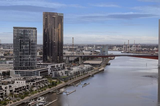 Premium 3 bed 2 bath Family apartment with water and city views
