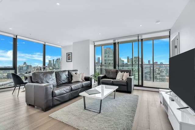 Executive 3 bed, 2 bath apartment with city and harbour views
