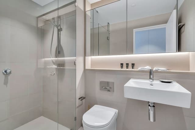 Executive 2 bed, 2 bath apartment with city and harbour views