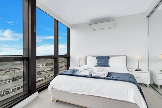 Platinum Sub-Penthouse 3 bed, 2 bath, panoramic views