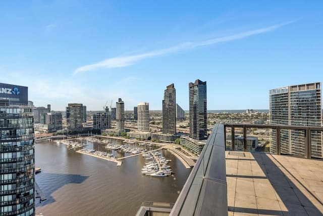 Platinum Sub-Penthouse 3 bed, 2 bath, panoramic views
