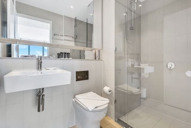 Executive 3 bed, 2 bath apartment with city and harbour views