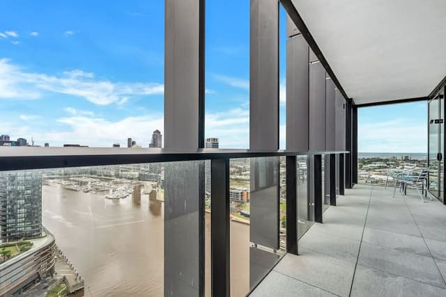 Executive 3 bed, 2 bath apartment with city and harbour views