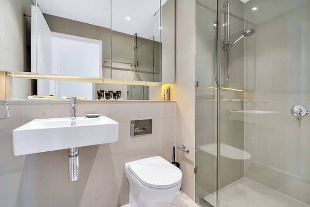 Premium 3 bed 2 bath Family apartment with water and city views