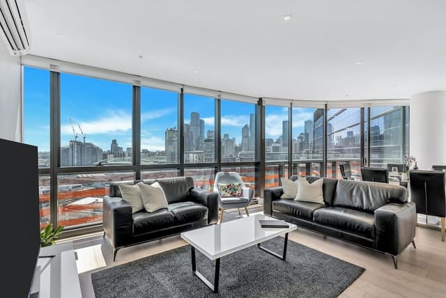 Executive 3 bed, 2 bath apartment with city and harbour views