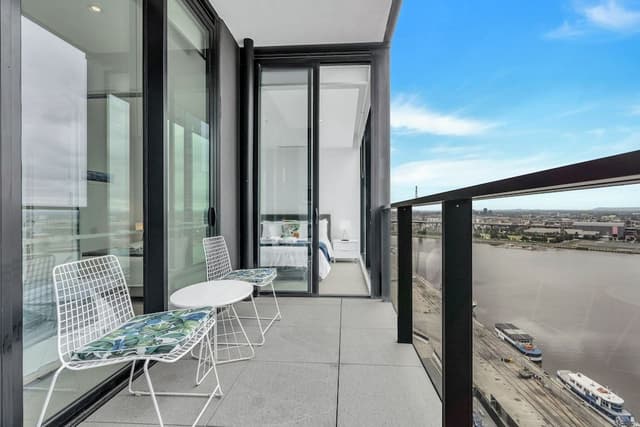 Executive 2 bed, 2 bath apartment with city and harbour views