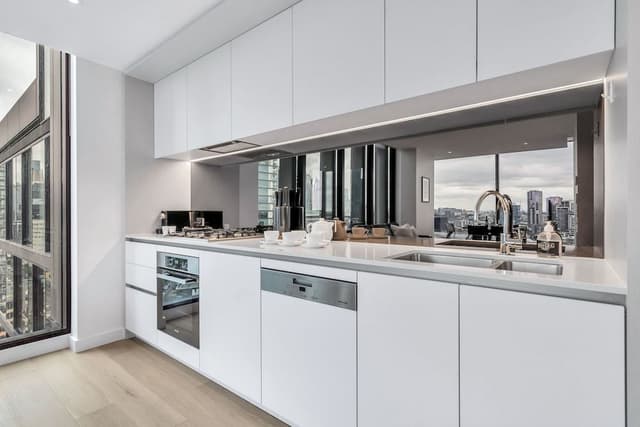 Executive 2 bed, 2 bath apartment with city and harbour views