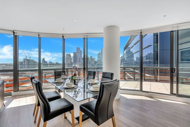 Executive 3 bed, 2 bath apartment with city and harbour views