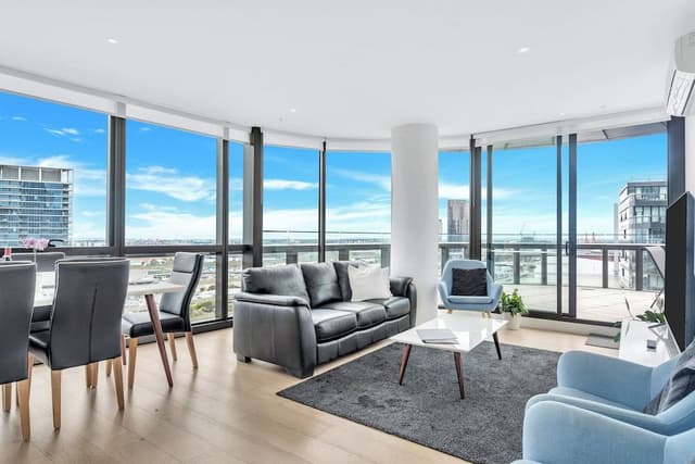 Premium 3 bed 2 bath Family apartment with water and city views