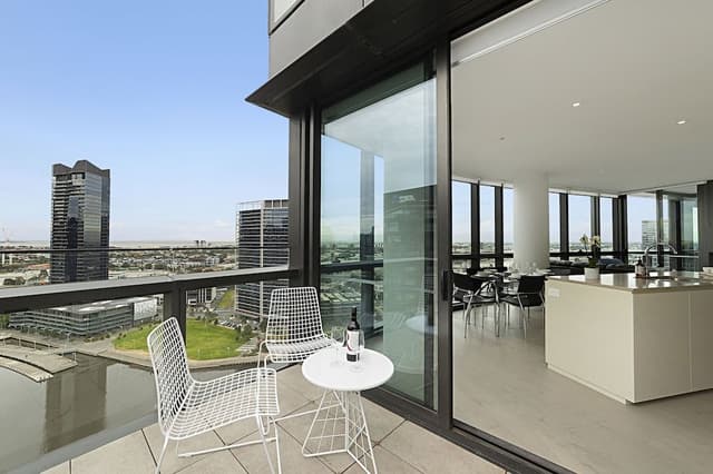 Premium 3 bed 2 bath Family apartment with water and city views