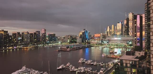 Executive 2 bed, 2 bath apartment with city and harbour views