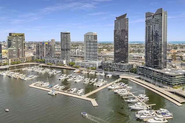 Premium 3 bed 2 bath Family apartment with water and city views