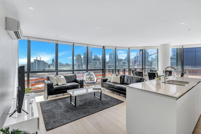 Executive 3 bed, 2 bath apartment with city and harbour views