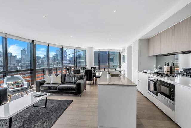 Executive 3 bed, 2 bath apartment with city and harbour views
