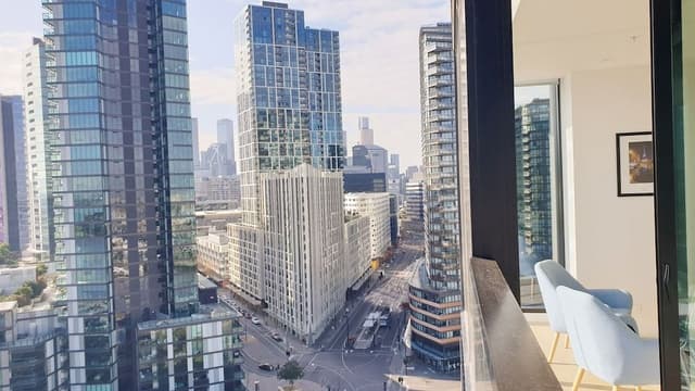 Executive 2 bed, 2 bath apartment with city and harbour views