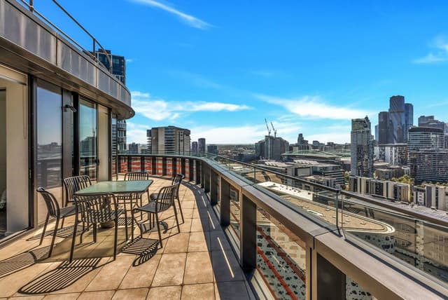 Executive 3 bed, 2 bath apartment with city and harbour views