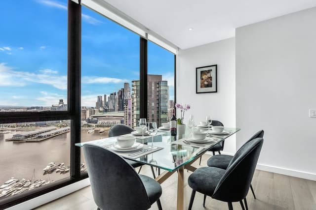 Executive 3 bed, 2 bath apartment with city and harbour views