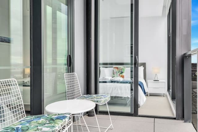 Executive 2 bed, 2 bath apartment with city and harbour views
