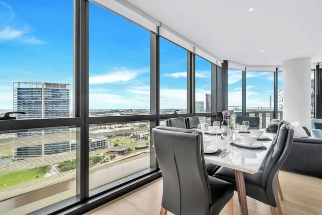 Premium 3 bed 2 bath Family apartment with water and city views