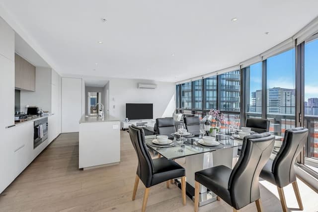 Executive 3 bed, 2 bath apartment with city and harbour views