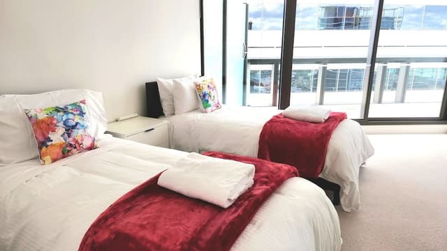 Premium 3 bed 2 bath Family apartment with water and city views