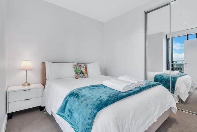 Executive 3 bed, 2 bath apartment with city and harbour views