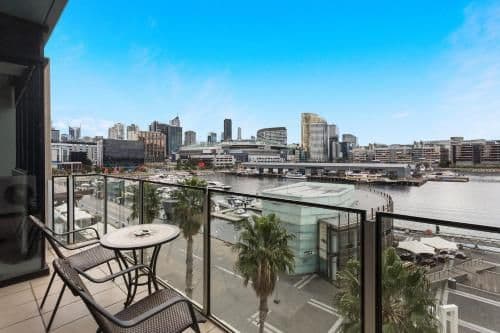 NewQuay Two-Bedroom, Two-Bathroom Apartment with Marina View