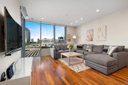 NewQuay Two-Bedroom, Two-Bathroom Apartment with Marina View