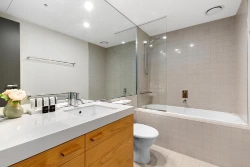 NewQuay Two-Bedroom, Two-Bathroom Apartment with View