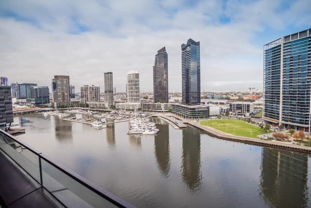 Two Bedroom Apartment Two Bathrooms with Harbour Views - Absolute Waterfront