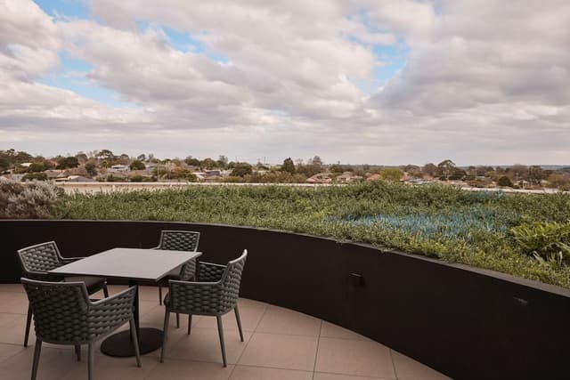 Executive One Bedroom King Courtyard Apartment