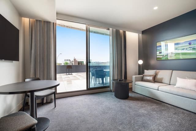 Executive One Bedroom King Courtyard Apartment