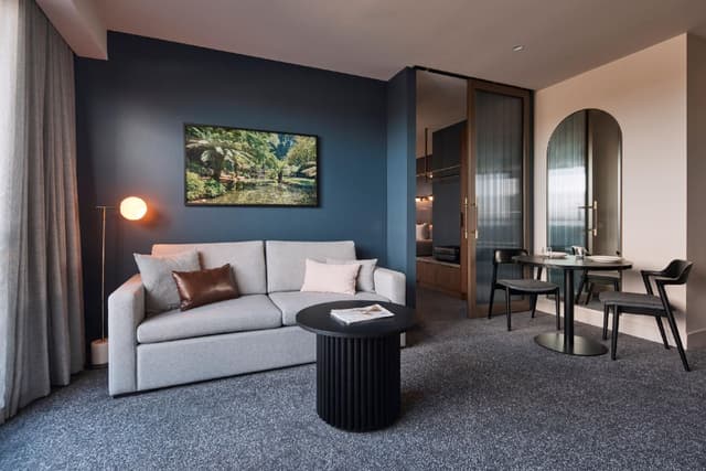 Executive One Bedroom King Courtyard Apartment