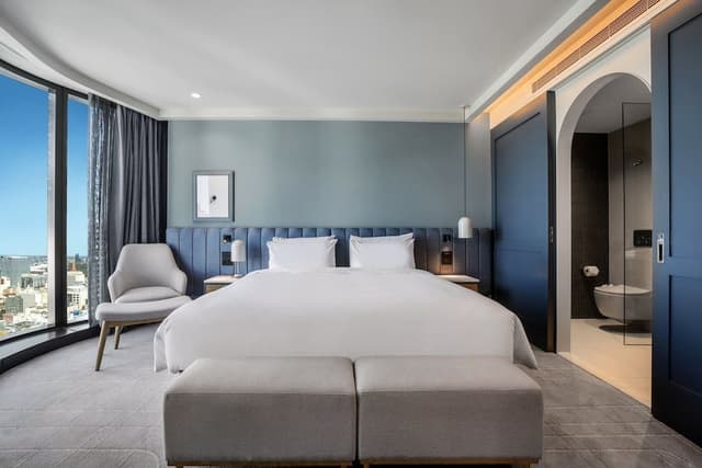 Premium Room, 1 King Bed, City View