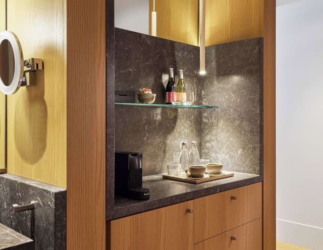 Room, 2 Twin Beds, City View