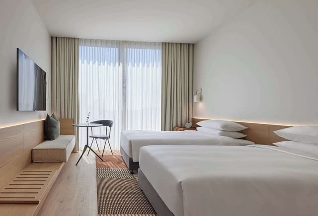 Room, 2 Twin Beds, City View